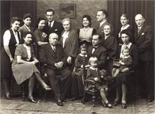 1940_04_Grosse Familie E